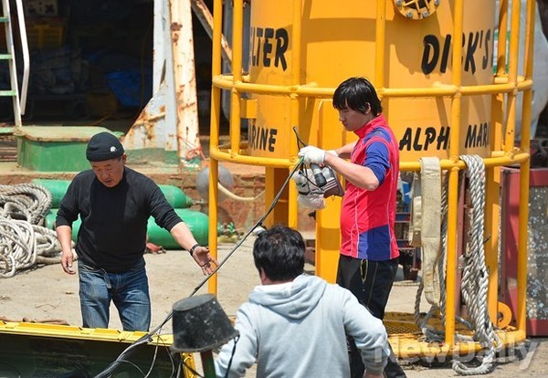 ▲ 모자를 쓴 사람이 이종인이다. 그리고 뒤에 보이는 노란색 기계가 다이빙벨이다ⓒ뉴데일리 정상윤 기자