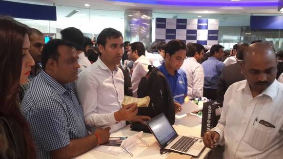 ▲ 지난 11일 인도에서 열린 삼성전자 갤럭시S5 행사에 많은 인파가 몰렸다. ⓒ 삼성전자 제공