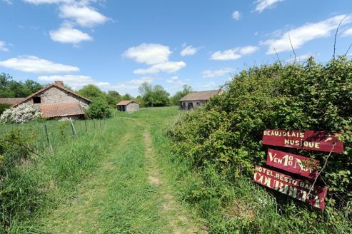 ▲ 2012년 5월, 한국의 사진 작가 아해에 의해 520,000 유로에 판매된 작은 마을, 쿠르베피(Courbefy).   [사진 출처 = 한국문화관광연구원]