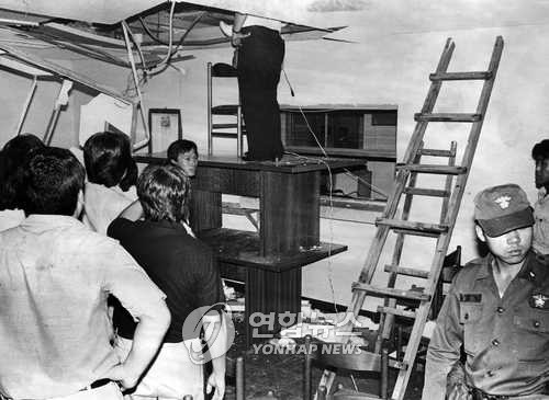 ▲ 32명이 집단 변사체로 발견된 용인군 남사면 북리 오대양농장 구내식당 천장.   [사진 출처 = 연합뉴스]