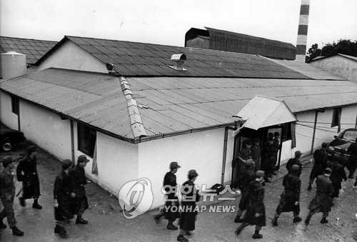 ▲ 32명이 숨진채 발견된 경기도 용인 오대양 오산공장 식당.   [사진 출처 = 연합뉴스]