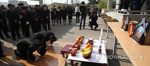 ▲ 여객선 세월호 침몰 사고 일주일째인 22일 오전 희생 학생의 장례식이 열려 경기도 안산 단원고등학교에서 3명의 학생을 위한 노제가 열리고 있다. ⓒ연합뉴스