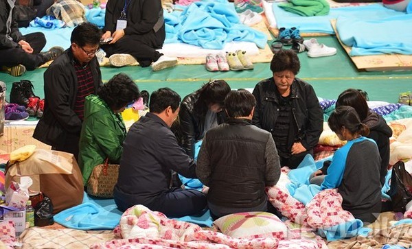 ▲ 간절히 기도하는 실종자가족들.  ⓒ 정상윤 기자