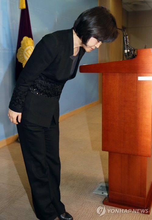 ▲ 세월호 침몰사고와 관련, 실종자 가족 행세를 하는 선동꾼이 있다는 다른 사람의 글을 소셜네트워크서비스(SNS)에 올려 논란을 일으킨 권은희 새누리당 의원이 22일 국회 정론관에서 고개숙여 사과하고 있다.ⓒ연합뉴스