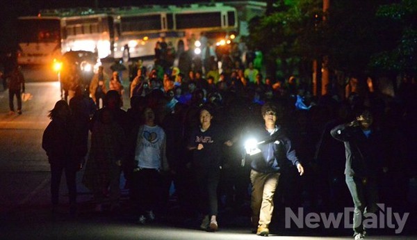▲ 세월호 침몰 사고 피해자 가족들이 청와대를 가겠다고 거리 행진을 벌였다. 이들 중 일부가 자원봉사자로 스스로 소개하며 가족들을 선동하고 있다는 의혹이 제기됐다ⓒ뉴데일리 정상윤 기자