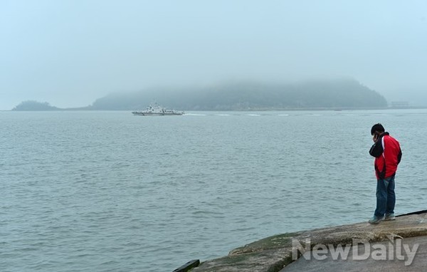 ▲ 새월호 참사 이틀 뒤인 4월18일 오후 3시. 비가 내리는 진도 팽목항의 모습.ⓒ 뉴데일리 정상윤 기자