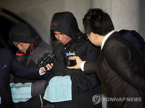 ▲ 여객선 '세월호' 침몰 사고와 관련해 형법상 과실 선박매몰 혐의 등으로 구속영장이 청구된 이준석 선장이 19일 광주지법 목포지원에서 영장실질심사를 받고 나오며 취재진의 질문에 고개를 숙이고 있다. ⓒ연합뉴스