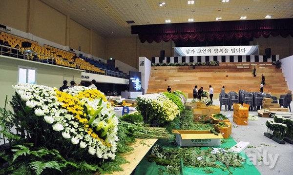 ▲ 세월호 여객선 침몰사고로 전남 진도 체육관에 임시로 마련된 분양소. 이번 사고로 안산 단원고 학생들 200여명이 사망, 실종됐다.  ⓒ 뉴데일리