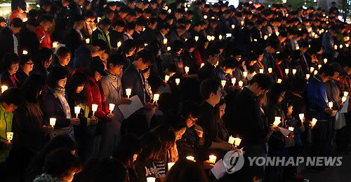 ▲ 세월호 침몰 일주일째인 22일 오후 경기도 안산시 단원구 고잔동 문화의 광장에서 시민들이 희생자의 넋을 달래고 실종자들의 무사귀환을 바라며 촛불을 태우고 있다. ⓒ연합뉴스