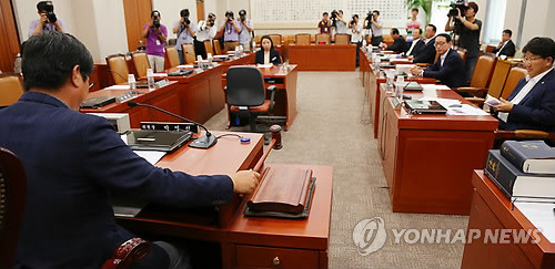 ▲ 이춘석 법사위 새정치민주연합 간사가 지난해 8월 26일 전체회의에서 박영선 위원장을 대행해 개회를 알리는 의사봉을 두드리고 있다. ⓒ연합뉴스