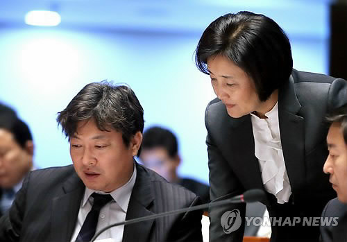 ▲ 국회 법제사법위원회의 박영선 위원장(오른쪽 두 번째)과 이춘석 새정치민주연합 간사(왼쪽)가 지난 2월 27일 국회에서 열린 의원총회에서 논의하고 있다. ⓒ연합뉴스