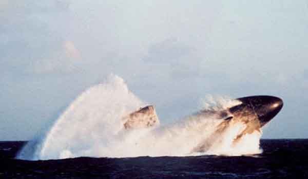 ▲ 천안함과 美잠수함이 충돌했다는 음모론 때도 나온 美LA급 핵추진 공격잠수함의 긴급부상 모습. 이렇게 튀어 나오려면 최소한 수심이 170미터보다 깊어야 한다. [사진: 美해군 홈페이지]