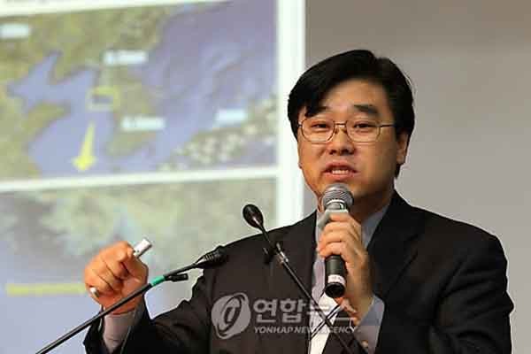 ▲ 천안함 관련한 설명을 하고 있는 신상철 前데일리 서프라이즈 대표. ⓒ연합뉴스. 무단전재 및 재배포 금지.