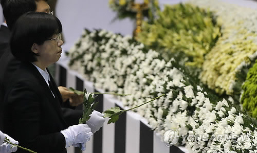 ▲ [내란음모] 통진당 이정희 대표가 23일 오후 경기도 안산 올림픽기념관에 마련된 세월호 희생자 임시 합동분향소에서 헌화하고 있다. ⓒ연합뉴스