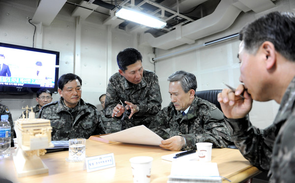 김관진 장관이 해군 관계자들로부터 탐색 및 구조 지원 현황에 대한 설명을 듣고 있다.ⓒ국방부