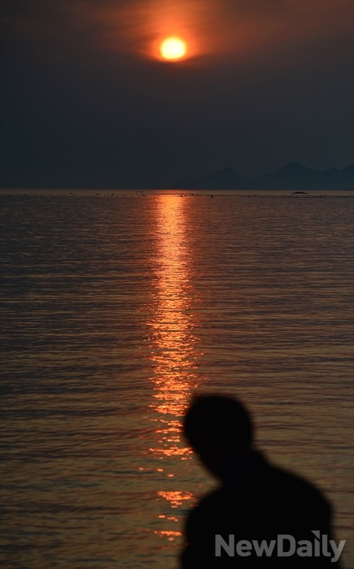 ▲ 해가 지고 있는 진도 팽목항 전경.  ⓒ 정상윤 기자