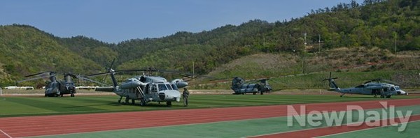 ▲ 진도공설 운동장에 군 헬기가 착륙해 있다. 앞쪽은 해군 UH-60P 헬기이고 뒤에보이는 헬기가 사망자시신을 이송할 육군 CH-47 치누크.ⓒ뉴데일리 정상윤기자
