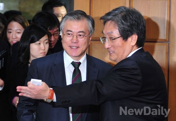 ▲ 친노계 좌장인 문재인 의원에게 자리를 안내하고 있는 새민련 노영민 의원. ⓒ이종현 기자