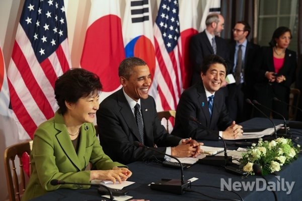 지난달 핵안보정상회의가 열린 네덜란드 헤이그에서 박근혜 대통령과 오바마 미국 대통령, 아베 신조 일본 총리가 모여 한미일 정상회담을 열었다. ⓒ 자료사진
