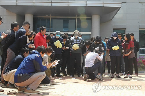 ▲ 24일 오후 여객선 '세월호'의 1등 기관사 손모씨, 3등 기관사 이모(25·여)씨, 조기수 이모(55)씨·박모(58)씨가 광주지방법원 목포지원에서 영장실질심사를 받고 나오며 취재진의 질문을 받고 있다.  ⓒ 연합뉴스