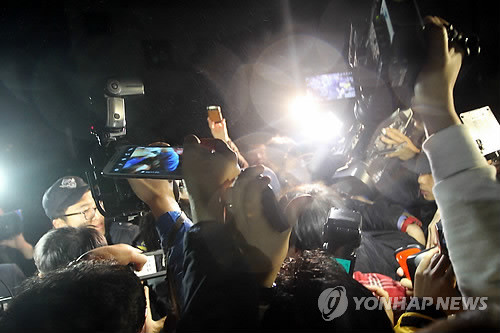 ▲ 취재진에 둘러싸인 세월호 선장. 지난 17일 오후 전남 목포시 목포해양경찰서에서 2차 소환 조사를 마친 이준석 선장이 경찰과 함께 이동하고 있다.  ⓒ 연합뉴스