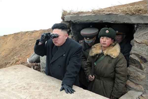 ▲ "하... 또 걸렸어. 멍청이들" 서해 전방지역을 시찰 중인 김정은. [사진: 노동신문]