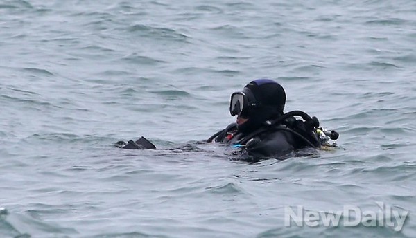 ▲ 한 잠수사가 세월호 희생자 구조를 위한 입수에 들어갔다. ⓒ 뉴데일리