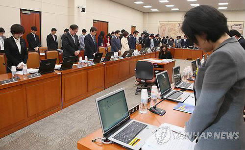 ▲ 24일 국회 교육문화체육관광위원회에서 교육문화위원들이 세월호 침몰사고 희생자들을 기리며 묵념하고 있다. ⓒ연합뉴스