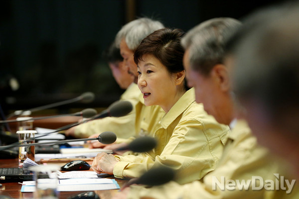 박근혜 대통령의 지지율이 세월호 사태로 추락했다는 주장이 나왔다. ⓒ 뉴데일리