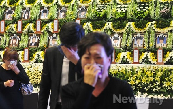 ▲ 24일 세월호 침몰 사고 희생자들을 위해 안산 올림픽기념관에 차려진 임시합동분향소에서 조문객들이 눈물을 흘리고 있다. ⓒ이미화 기자