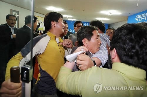 ▲ 광주 서구 새정치민주연합 광주시당에서 열린 공천심사위원회에서 당원과 지지자들이 몸싸움을 벌이고 있는 모습. ⓒ연합뉴스