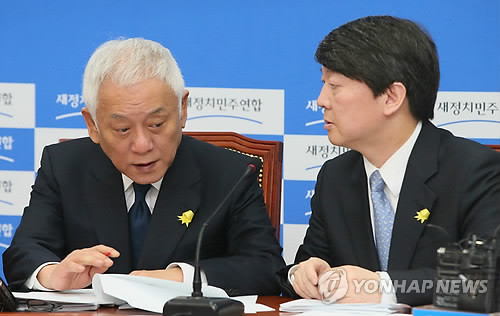 ▲ 김한길(왼쪽), 안철수 새정치민주연합 공동대표가 25일 국회에서 열린 최고위원 및 여객선 침몰사고 대책위원장단 연석회의에서 대화하고 있다.ⓒ연합뉴스