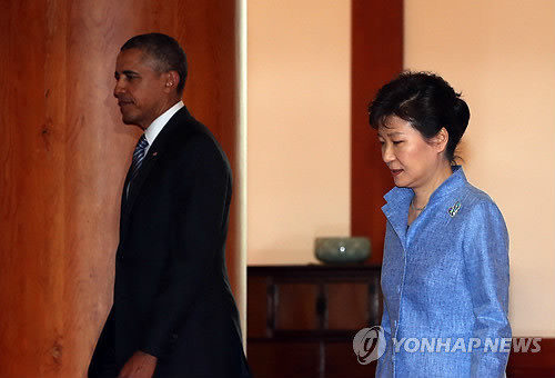 ▲ 박근혜 대통령과 버락 오바마 미국 대통령이 25일 오후 청와대에서 열린 한미정상회담을 위해 공식환영식을 마치고 청와대 본관으로 들어서고 있다. ⓒ 연합뉴스