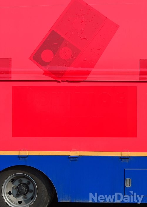 ▲ 무료로 피자를 제공하기 위해 팽목항에 대기중인 차량. 광고를 일부러 지웠다. ⓒ 뉴데일리 정상윤