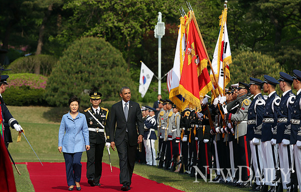 ▲ 박근혜 대통령이 25일 방한한 오바마 미국 대통령의 공식환영식에 함께 입장하고 있다. ⓒ 뉴데일리