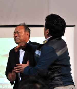 ▲ 정부 당국자 뺨 때리는 세월호 승객 가족. [자료사진]