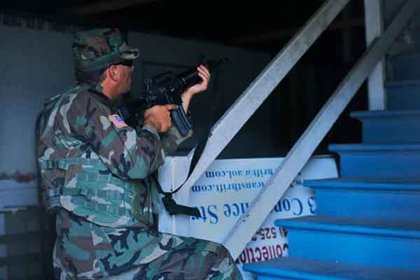 ▲ 2005년 뉴올리언스를 휩쓸었던 허리케인 카트리나 이후 치안유지 활동 중인 주 방위군. [사진: 美인권단체 홈페이지 캡쳐]