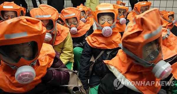 ▲ 민방위 훈련 당시 서울 미근초등학교 학생들의 '방독면 체험'. 극소수만이 이런 '체험'을 할 수 있다. ⓒ연합뉴스. 무단전재 및 재배포 금지.