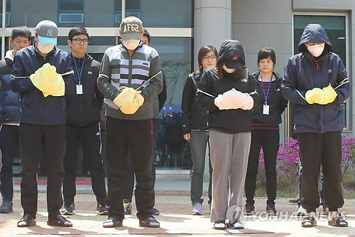 ▲ 여객선 '세월호' 침몰 사고 기관사와 조기수들이 지난 24일 오후 광주지방법원 목포지원에서 유기치사 및 수난구호법 위반 혐의로 영장실질심사를 받고 나오고 있다.  ⓒ 연합뉴스