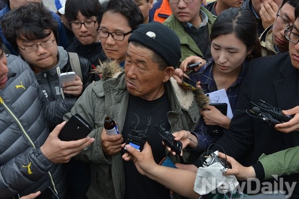 ▲ 기자들에게 둘러싸인 이종인 대표ⓒ뉴데일리 유경표 인턴기자