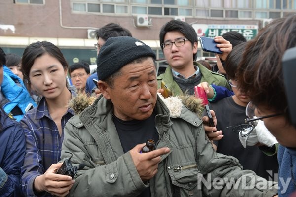 ▲ 기자들의 질문에 대답하는 이종인 대표ⓒ뉴데일리 유경표 인턴기자