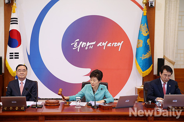 ▲ 박근혜 대통령이 주재하는 국무회의에 참석한 정홍원 총리 (사진 왼쪽) ⓒ 자료사진