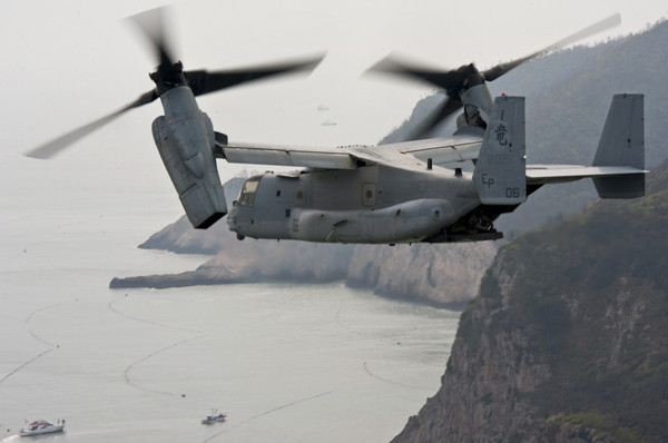 ▲ 본험리차드호 소속 MV-22 오스프리가 사고 인근을 수색하고 있다.ⓒ미국방부