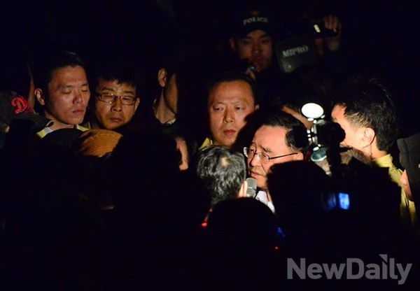 ▲ 실종자 가족들과 진도체육관 앞에서 만난 정홍원 총리ⓒ뉴데일리 정상윤 기자