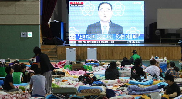 ▲ 진도체육관에서 정홍원 총리의 사의 표명 기자회견을 지켜보는 실종자 가족들ⓒ연합뉴스