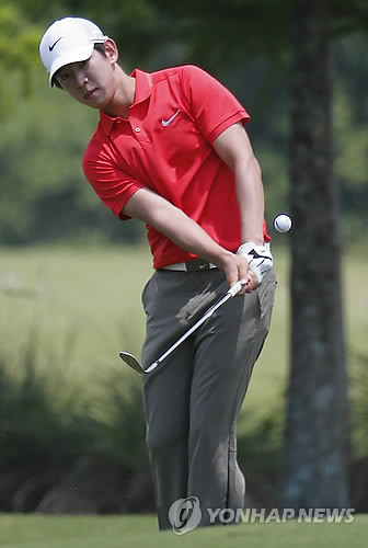 ▲ 노승열이 1번홀 그린에서 칩샷을 하고 있다. (AP=연합뉴스)