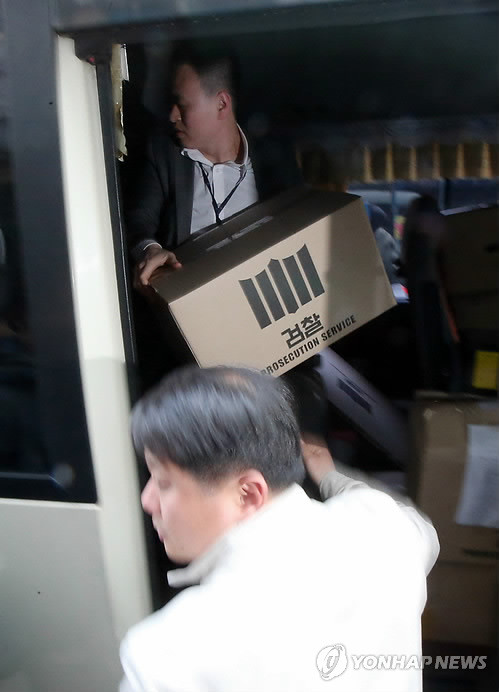 ▲ 세월호 실소유주 비리를 수사 중인 검찰이 23일 유병언(73) 전 세모그룹 회장 일가 자택을 포함한 청해진해운 관계사와 관련 종교단체 사무실 등 10여 곳을 전격 압수수색했다. 사진은 23일 오후 서울 용산구 한강대로 기독교복음침례회와 관련된 종교단체 사무실에서 검찰 수사관들이 압수품을 차량에 싣는 모습. ⓒ연합뉴스