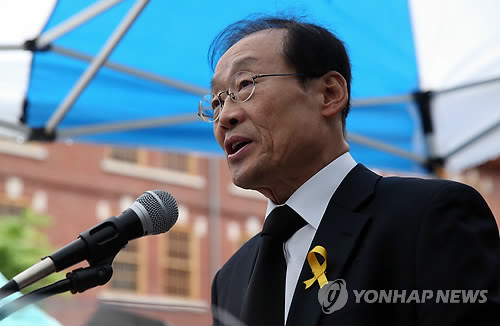 ▲ 윤덕홍 전 교육부총리가 28일 오후 서울 정동 이화여자고등학교 앞에서 서울시 교육감 출마 선언을 하고 있다.ⓒ 사진 연합뉴스