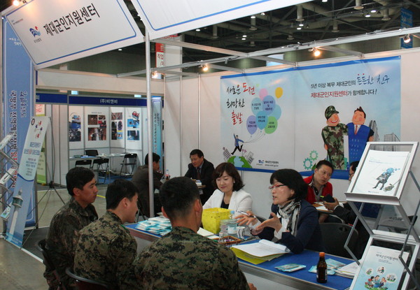 ▲ 취업박람회에서 상담하는 군인들(자료사진).ⓒ서울제대군인센터