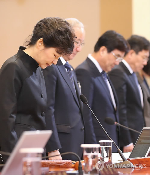 ▲ 박근혜 대통령이 29일 청와대에서 열린 국무회의에서 국무위원들과 세월호 침몰 희생자를 기리는 묵념을 하고 있다. ⓒ 연합뉴스